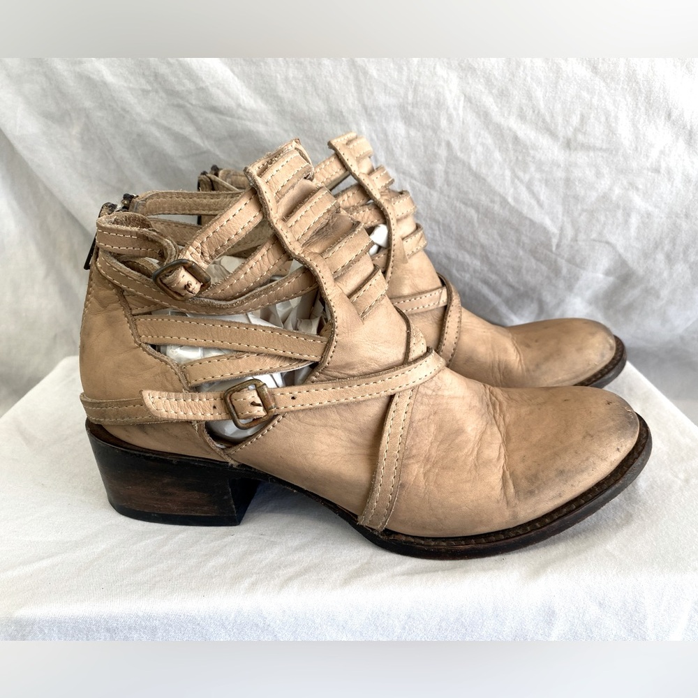 Tan Ankle Boots with Silver Buckles and Chunky Heel Free Birds Size 7 Stair